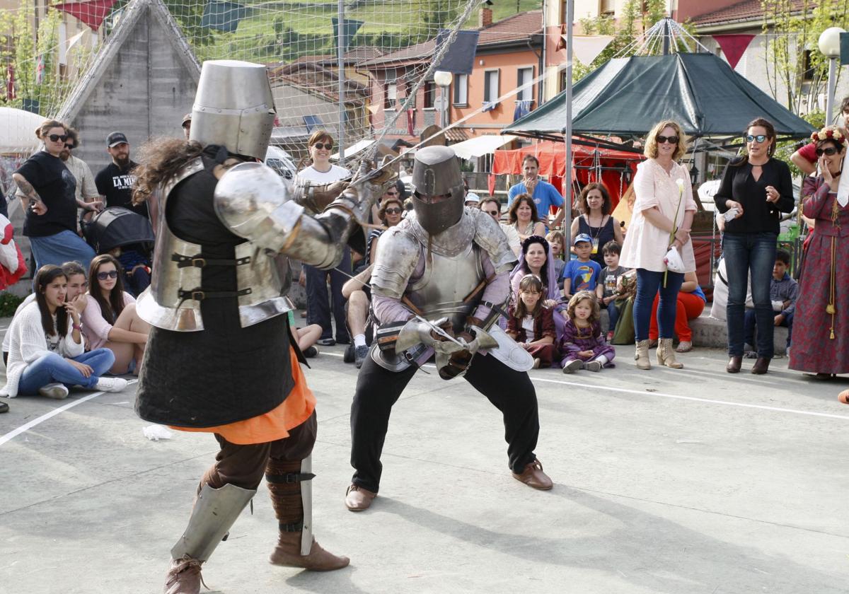 Pelúgano, en Aller, celebra su mercado medieval