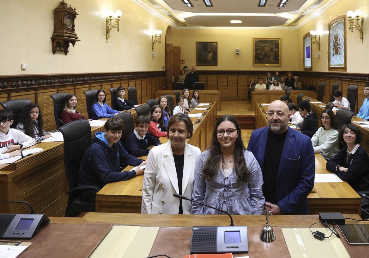 La alcaldesa, Carmen Moriyón; Leire Pereira, alumna del IES Doña Jimena que hizo las veces de alcaldesa, y el edil de Servicios Sociales, Guzmán Pendás, con los representantes del Consejo de Infancia en el Ayuntamiento de Gijón.