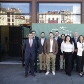 Representantes de las empresas premiadas, junto con Bruno López, de Asturex, y Antonio Romero, de Caja Rural de Asturias.