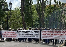 La cabeza de la protesta en Oviedo por el cese de la actividad minera.