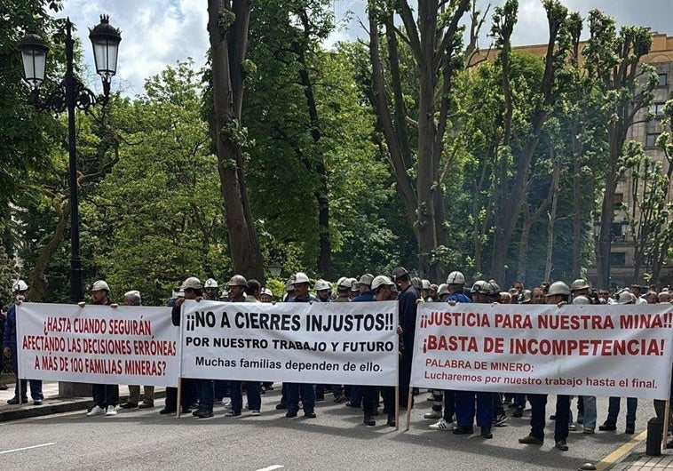 La cabeza de la protesta en Oviedo por el cese de la actividad minera.