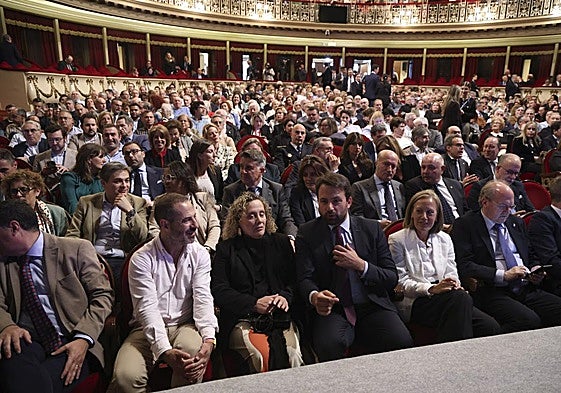 Asistentes al Teatro Campoamor, entre ellos, el alcalde de Siero y el presidente del PP de Asturias.