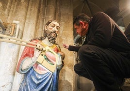 Jesús Puras, sobre el andamio, trabajando en la restauración de la imagen de El Salvador en la Catedral de Oviedo.