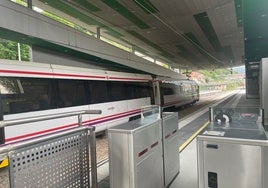 Uno de los primeros trenes en prueba a su paso pos la estación de Sama-los Llerones
