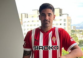 Carmona, con la camiseta del Sportingen su domicilio.