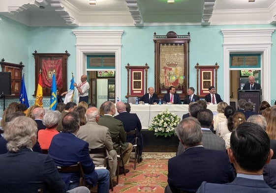Los expresidentes, con Dionisio Gutiérrez, ante la entrada principal del Archivo Indiano de Colombres.