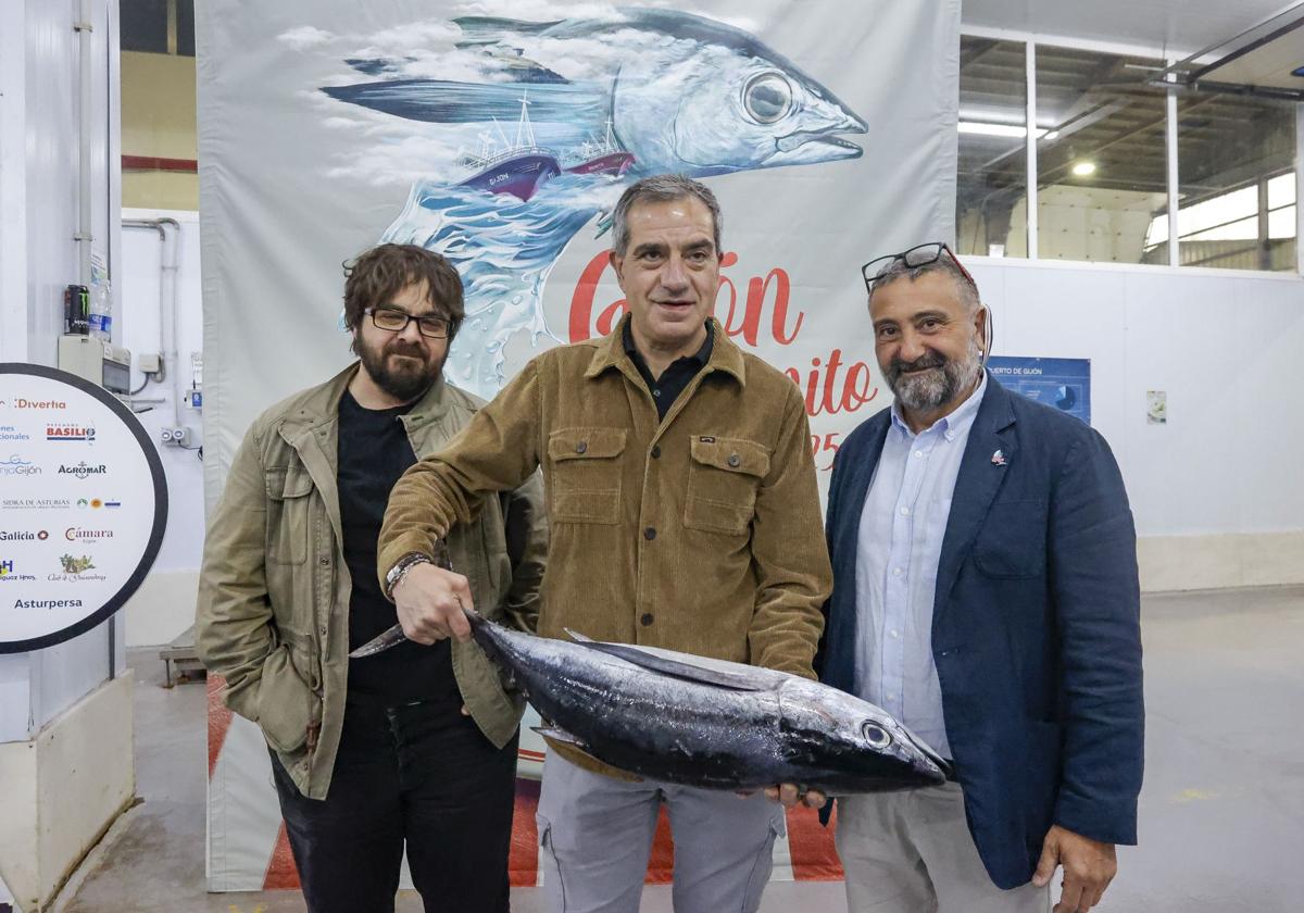 Juan Hernaz, ilustrador de la campaña 'Gijón Bonito'; Basilio Castro, gerente de Pescados Basilio y Victor Fernández, gerente de Nortegráfico.
