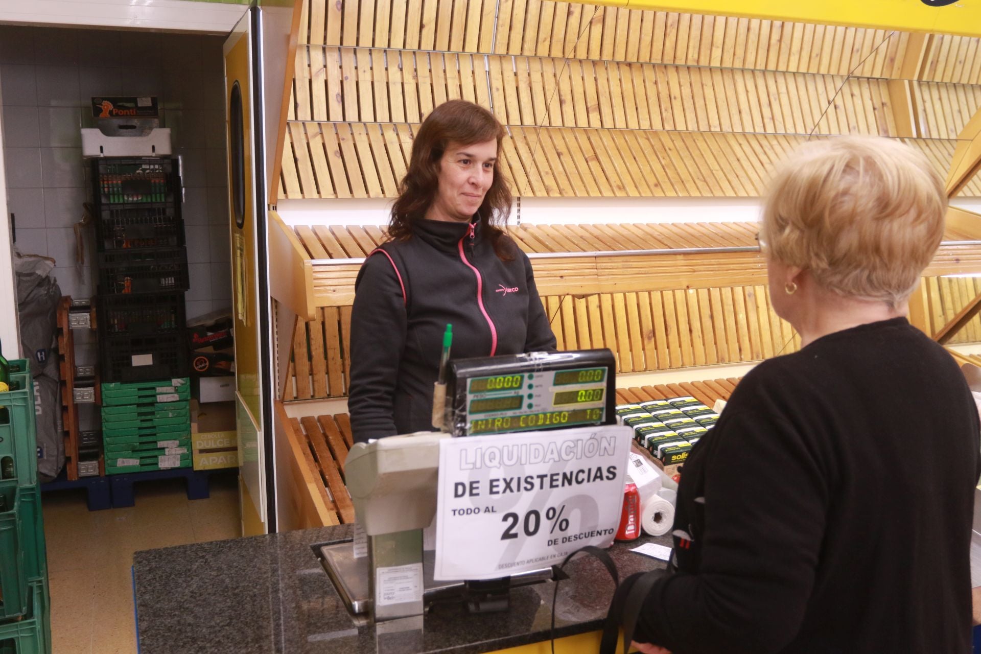 Fotos: Cierre de las tiendas del Grupo El Arco en Asturias