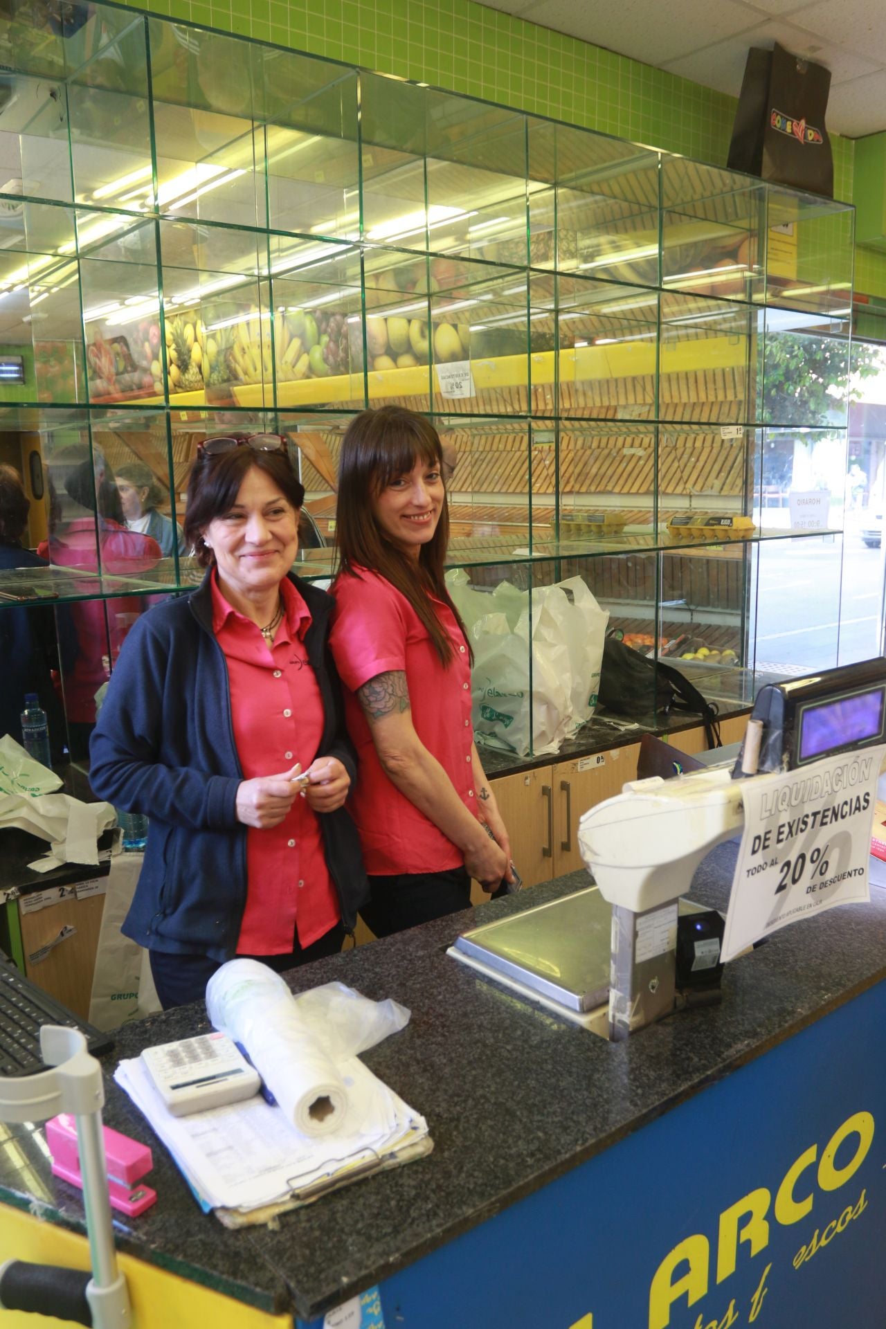 Fotos: Cierre de las tiendas del Grupo El Arco en Asturias
