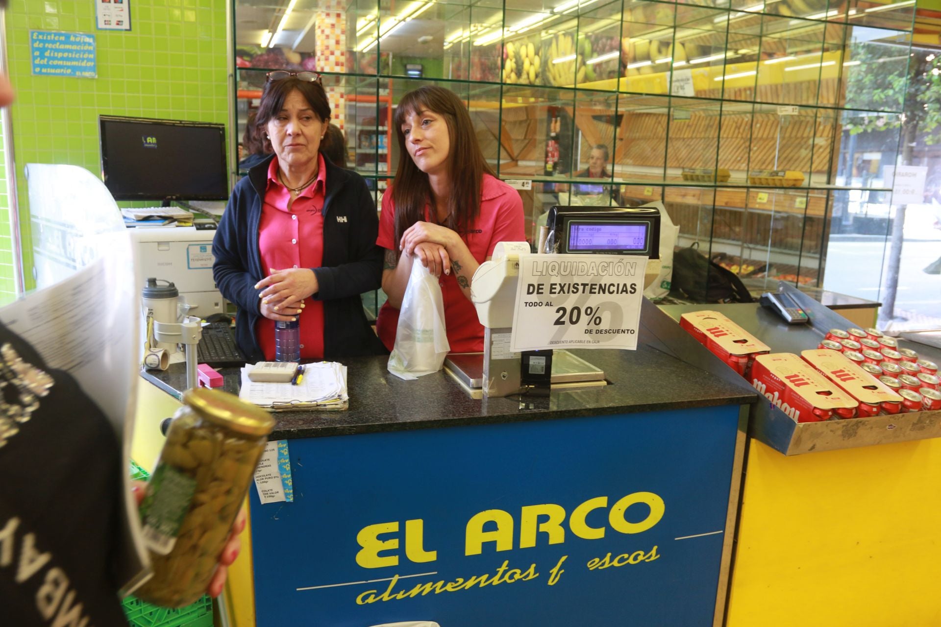 Fotos: Cierre de las tiendas del Grupo El Arco en Asturias