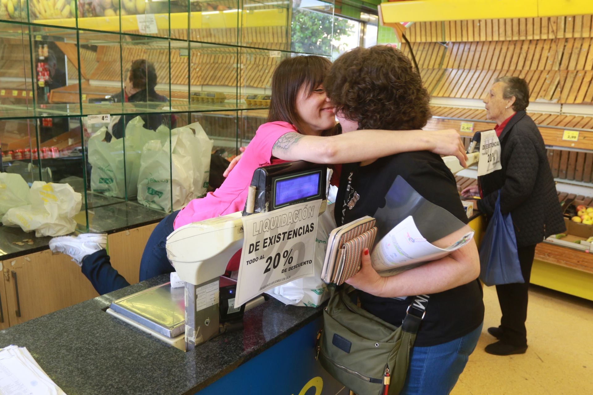 Fotos: Cierre de las tiendas del Grupo El Arco en Asturias