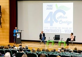 Concepción Saavedra interviene ante la presencia de Juan Enrique Cimas y Carmen Moriyón.