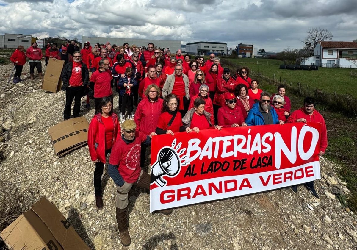 Vecinos de Granda, en una protesta contra el almacén energético.