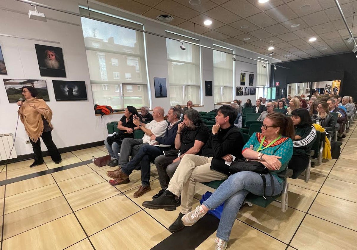 Seguridad y vocación centran en Laviana el primer simposio sobre salud y fotoperiodismo