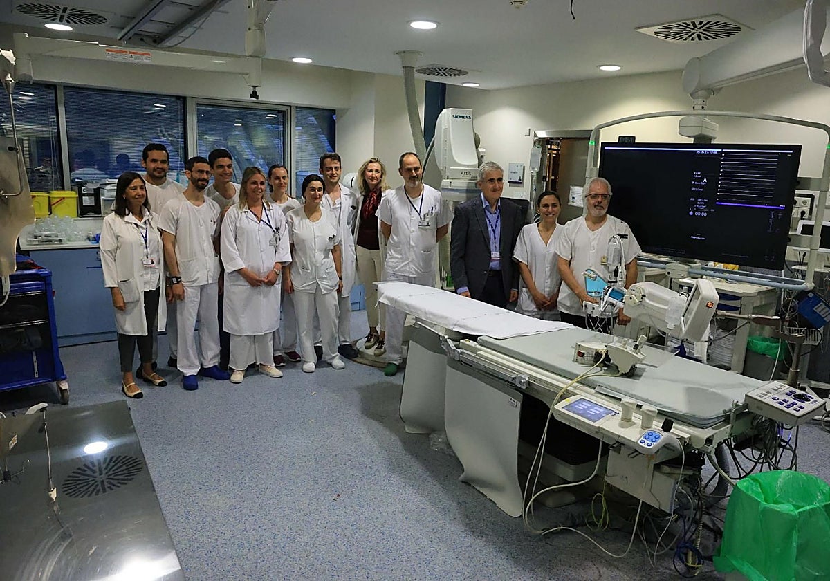 María José Villanueva, Luis Zamayos, Juan Francisco Ortiz de Zárate, Marcel Almendárez, Ángela Herrero, Cristina Fernández, Emma García, Daniel Morena, Beatriz Muñiz, Rodrigo Mesa, Pablo Avanzas, Rut Álvarez y María de la Hera, durante la presentación en el HUCA de la nueva técnica.