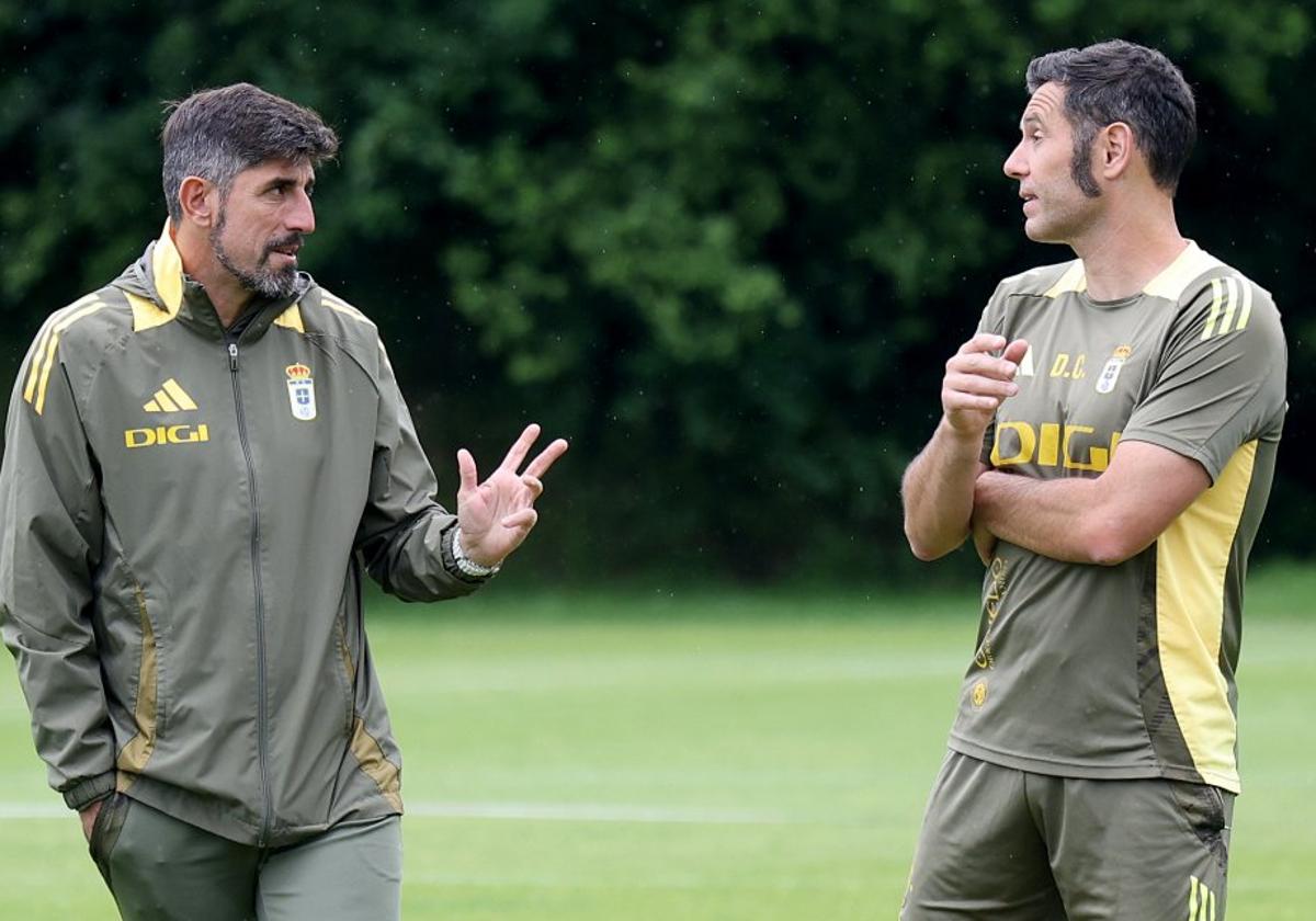 Paunovic conversa con Diego Cervero en un entrenamiento del Real Oviedo esta semana en El Requexón.