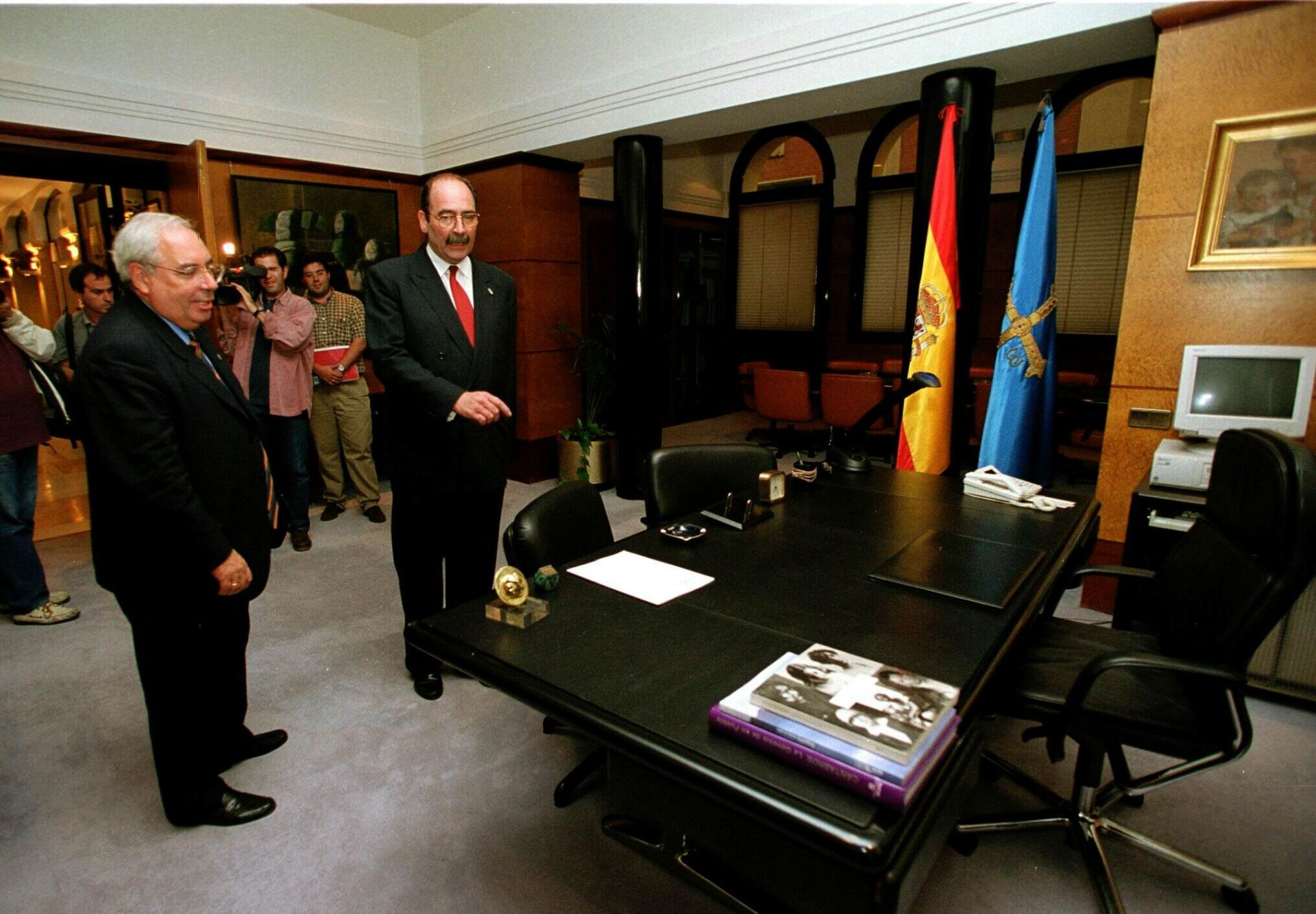 Sergio Marqués acompaña al despacho de Presidencia a su sucesor en el cargo, Vicente Álvarez Areces.