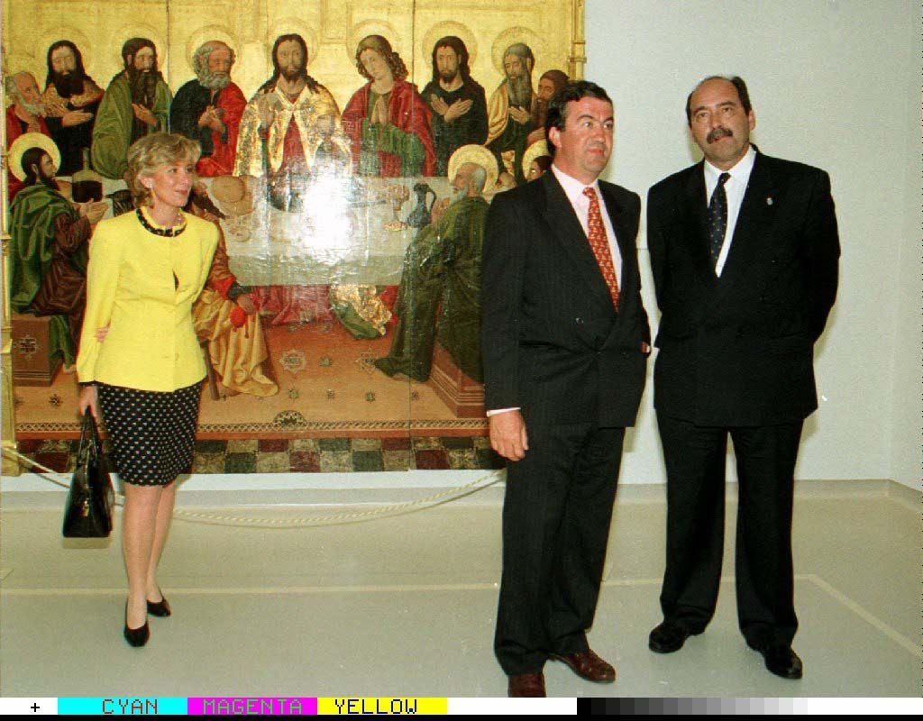 Sergio Marqués junto a Francisco Álvarez-Cascos, entonces vicepresidente del Gobierno de España, y Esperanza Aguirre, ministra de Cultura, en la exposición 'Pinturas recuperadas'.
