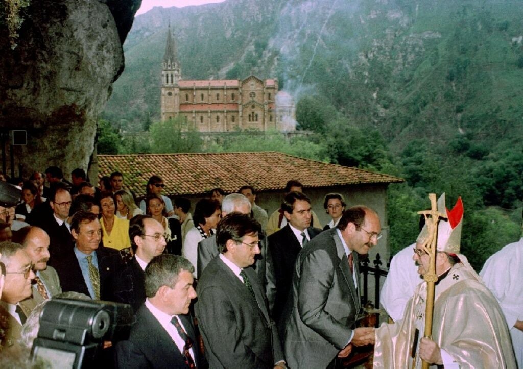 El presidente saluda al entonces Arzobispo, Gabino Díaz Merchán, en el Día de Asturias en Covadonga.