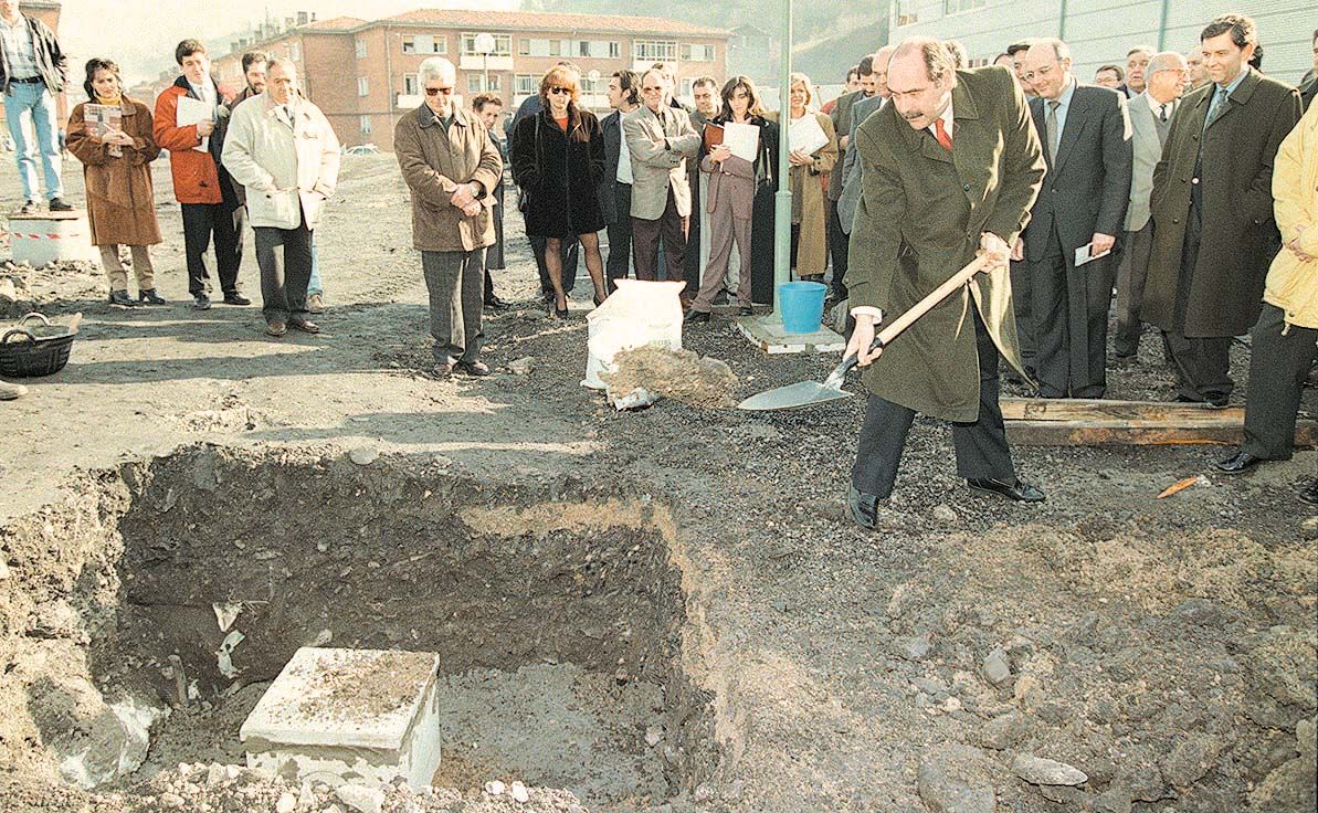 En enero también inauguró las obras del último tramo del corredor del Nalón.