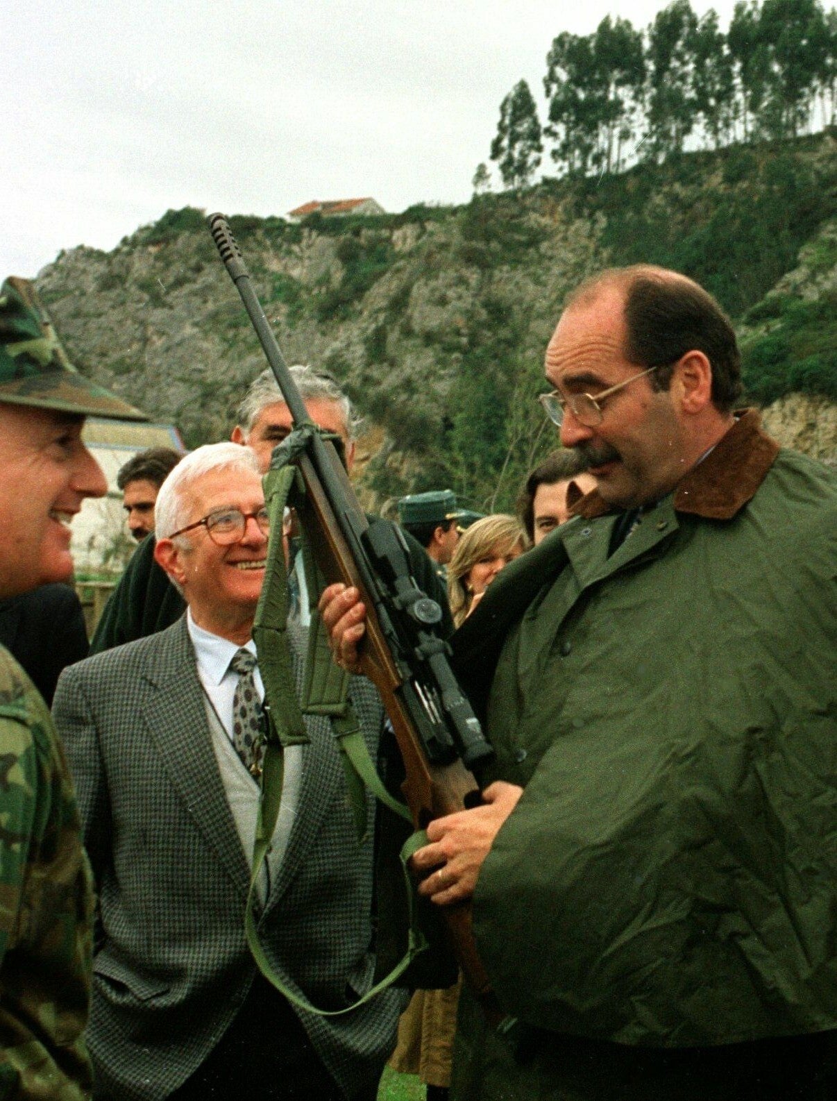 Marqués sostiene un rifle durante una visita de la Infantería a Ribadesella.
