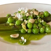 Espárragos trigueros con guisantes, almendras y nata ahumada.