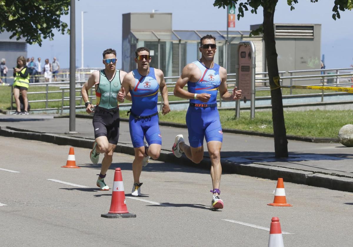 Manuel Pozuelo y Andrea Trigo logran los títulos regionales de triatlón en Gijón