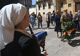 La Real Banda de Gaitas Ciudad de Oviedo interpreta el himno nacional durante el traslado de la corona de flores.