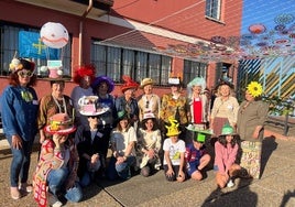 Los participantes del concurso de sombreros de La Providencia posan con sus originales creaciones