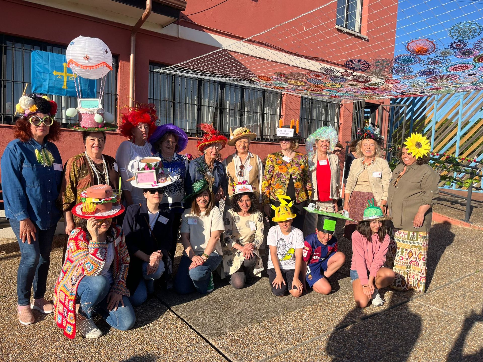 Sombreros y sevillanas para festejar en Gijón