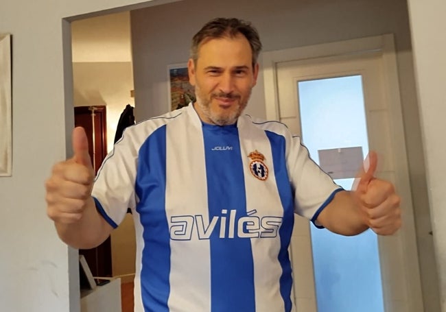 Mariano García, con la camiseta del Real Avilés en su domicilio madrileño.