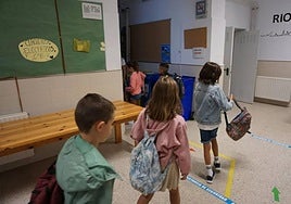 Pequeños entrando en un colegio asturiano.