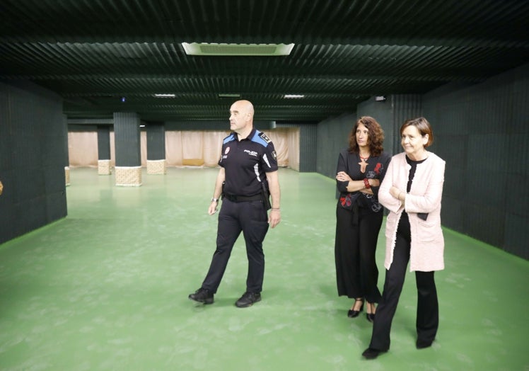Arturo Artime, Nuria Bravo y Carmen Moriyón, en la futura galería de tiro.