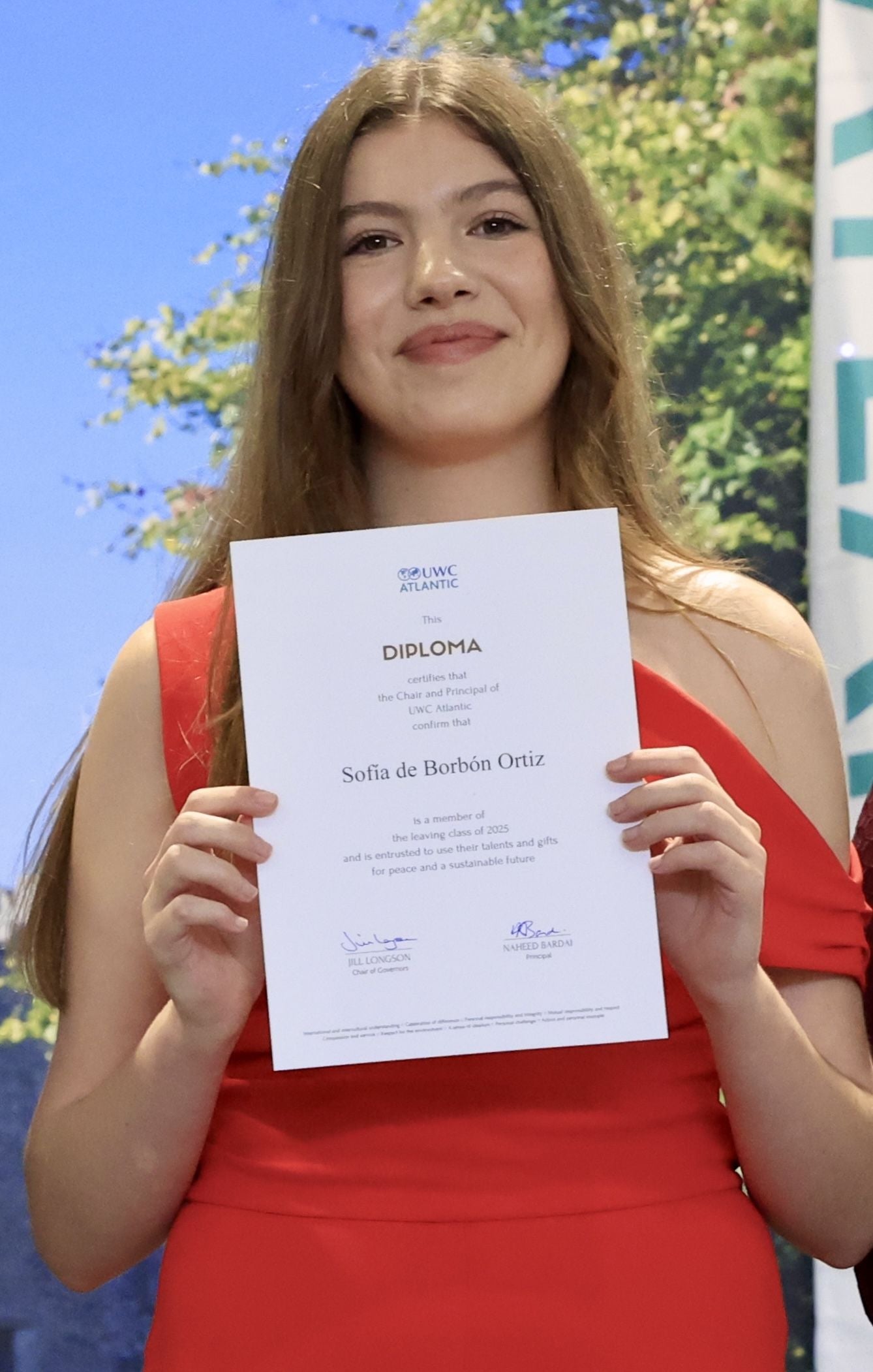 De rojo y acompañada de los Reyes: la Infanta Sofía se gradúa en Gales