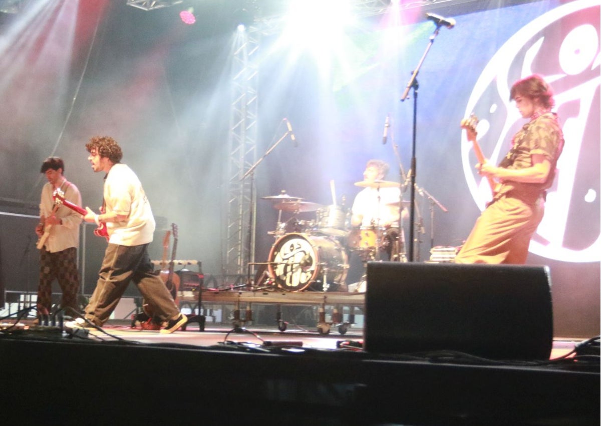 Imagen secundaria 1 - Sexy Zebras, Los Acebos y Barry B fueron algunos de los grupos que lo dieron todo sobre el escenario.