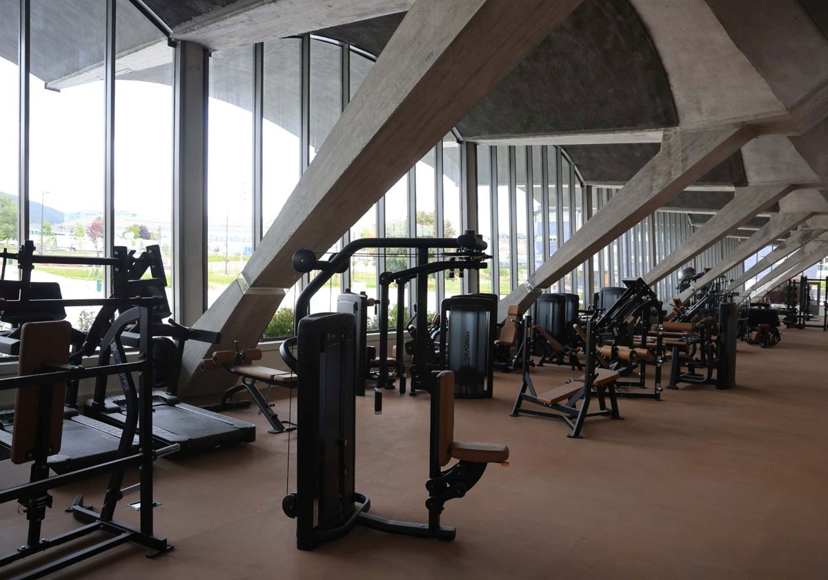Imagen principal - Uno de los gimnasios, la cubierta y la pista modular desmontada del Palacio de los Deportes.