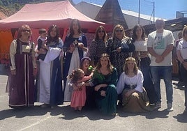 Vecinos y autoridades posan en el mercado medieval allerano.