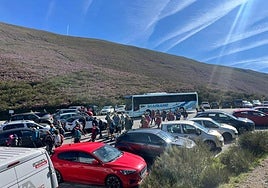 Los senderistas en el aparcamiento, antes de empezar la ruta.