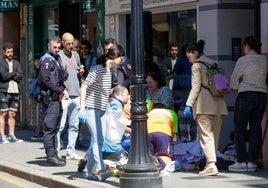 Los servicios sanitarios, durante su intervención en Gijón.