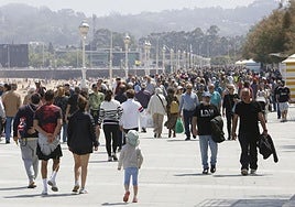 El paseo del Muro de Gijón, lleno.