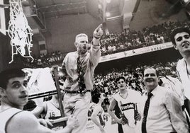 BillMcCammon, con varios jugadores y Tino Grana, en la celebración del ascenso.