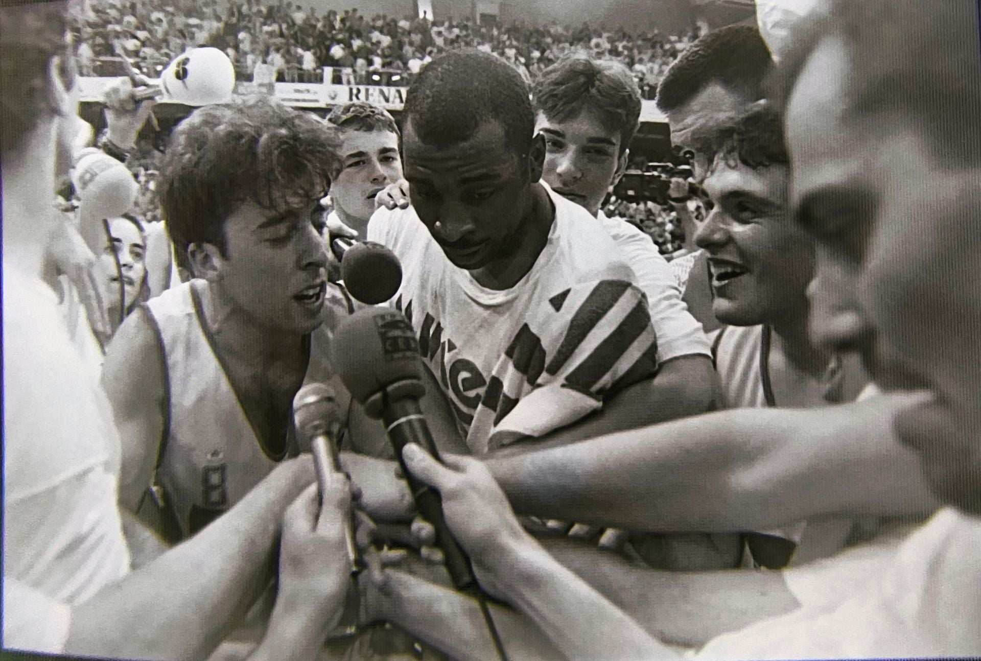 Roberto Carvajal y JohnnyMcDowell, en el corrillo.
