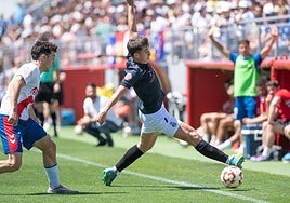 Arribas, al fondo agachado en el banquillo del Rayo Majadahonda.