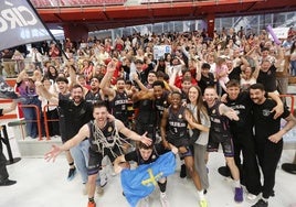 Los jugadores del Círculo Gijón, tras la victoria que les garantiza el ascenso.
