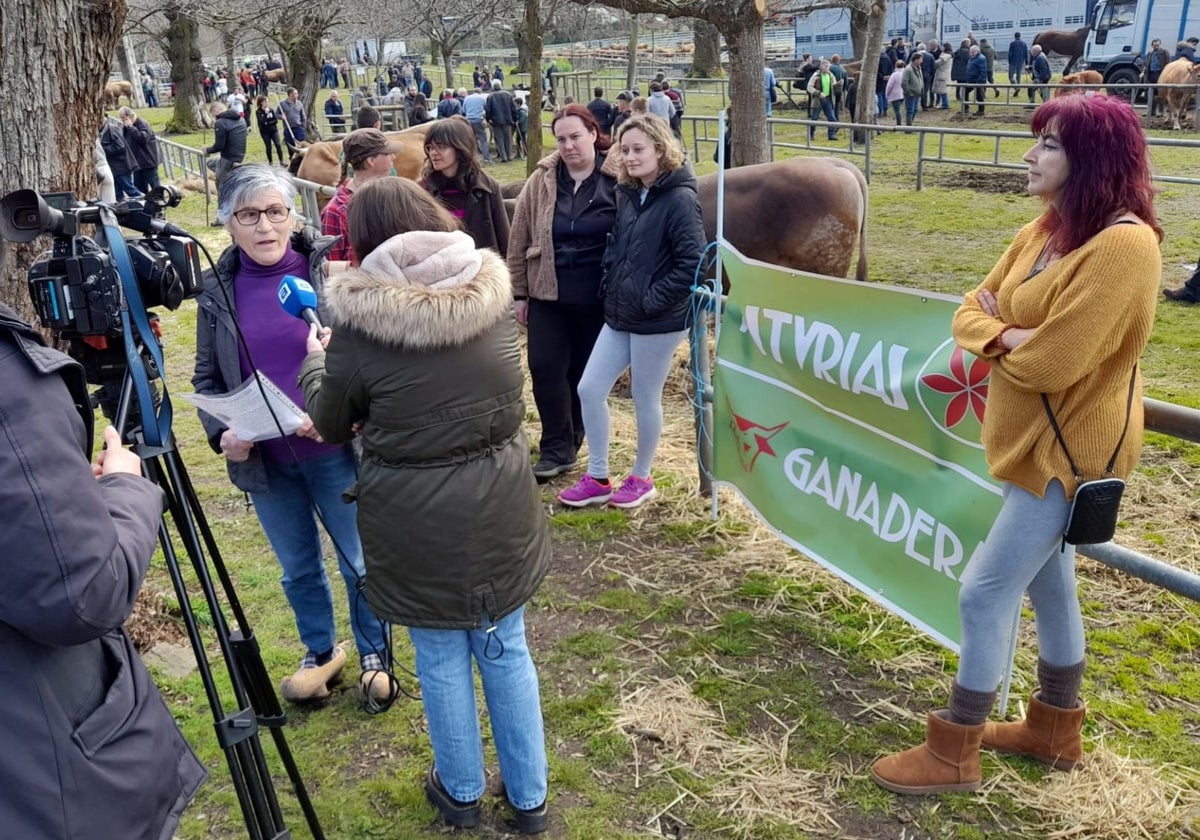 Mujeres ganaderas, en la protesta que protagonizaron en el Mercado de Corao de marzo pasado.