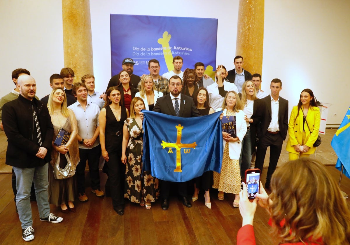 Adrián Barbón anuncia que regulará por ley el Día de la Bandera de Asturias