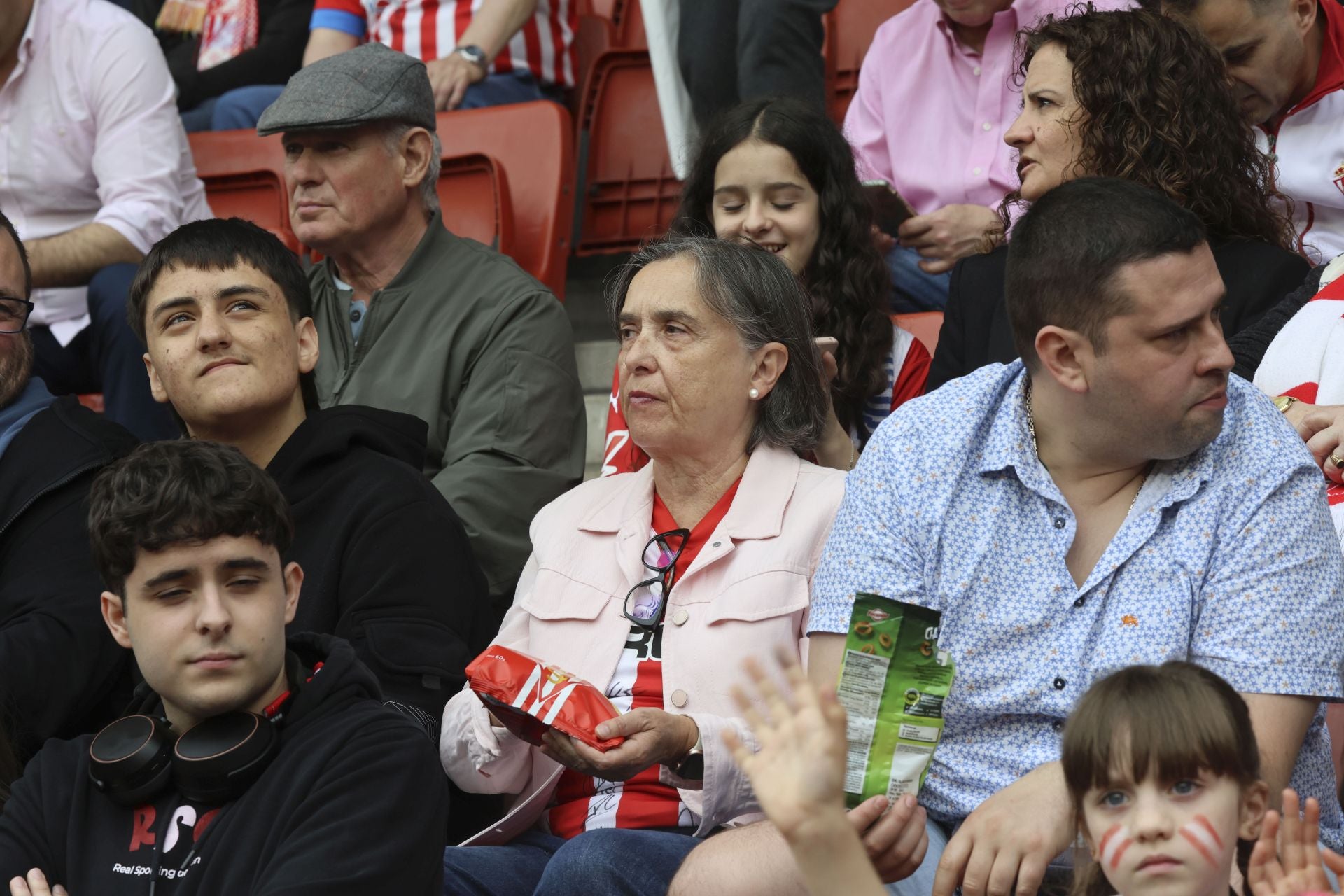 ¿Estuviste en el Sporting de Gijón - Cartagena? ¡Búscate entre las fotos!