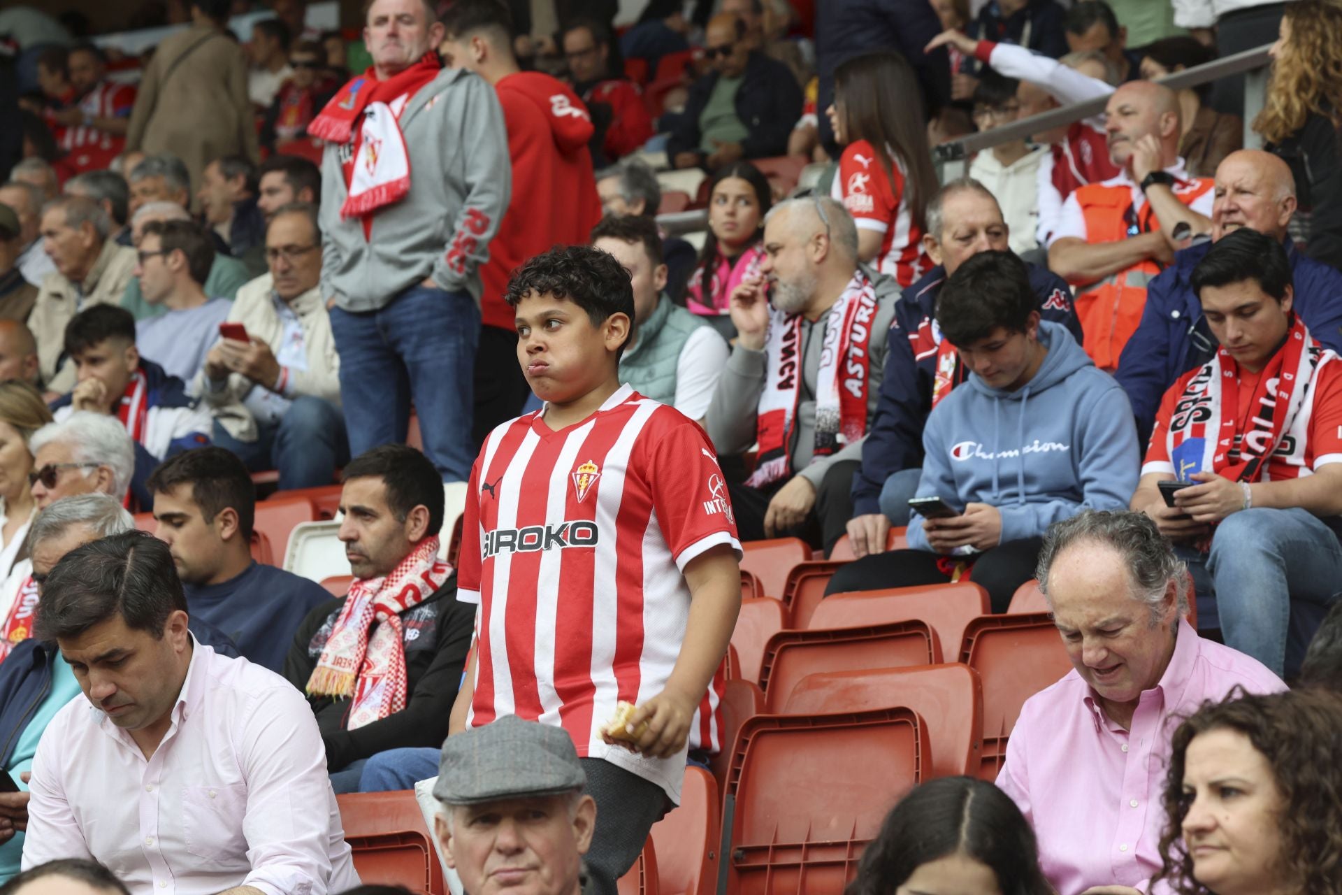 ¿Estuviste en el Sporting de Gijón - Cartagena? ¡Búscate entre las fotos!
