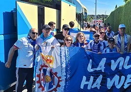 Aficionados del Real Avilés, a la llegada de los autobuses.