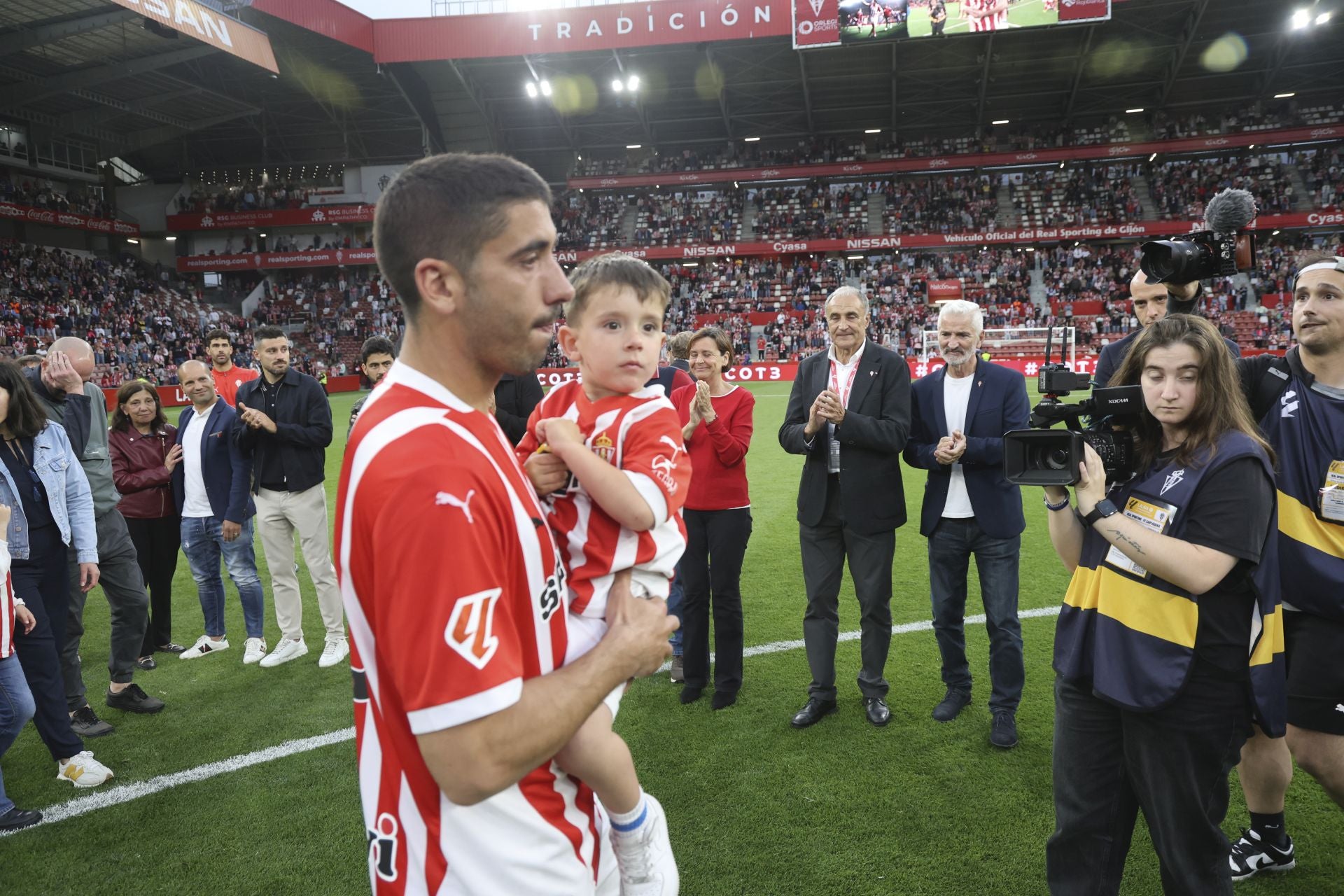 La última de Cote en El Molinón: su emotiva despedida del Sporting de Gijón, en imágenes